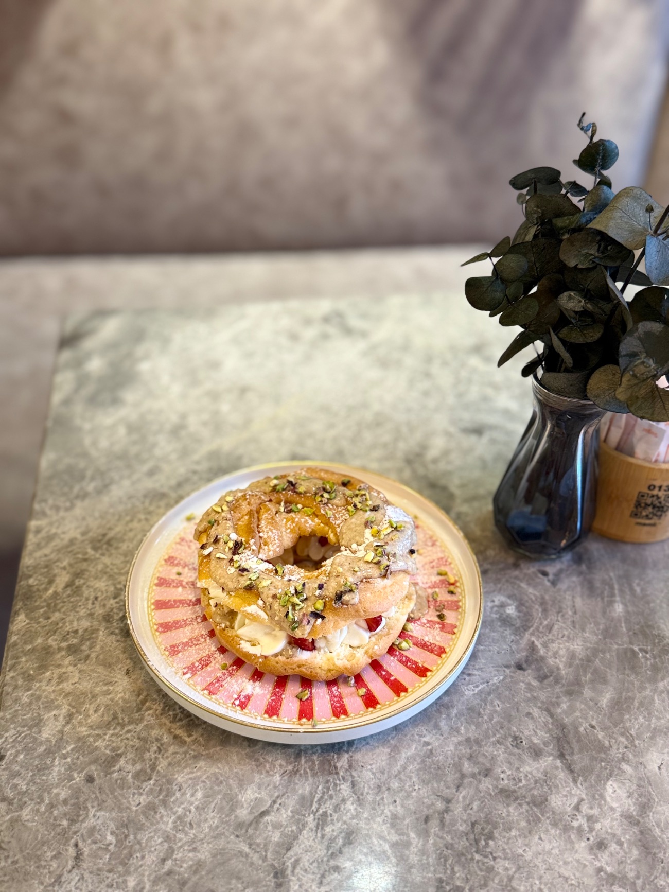 Paris-Brest - Profiterol hamuru arasına özel prespero kreması ve çilek ile servis edilir. İsteğe göre belçika çikolatası ile  (+55TL)  servis edilir