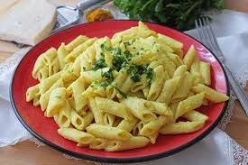 Köri Soslu Tavuklu Makarna - Penne makarna, julienne tavuk, köri sos eşliğinde