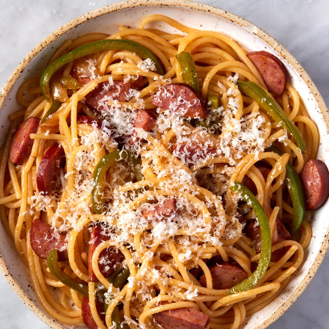 Spaghetti Napoliten - Napoliten sos, fesleğen yaprakları ve zeytinyağı eşliğinde