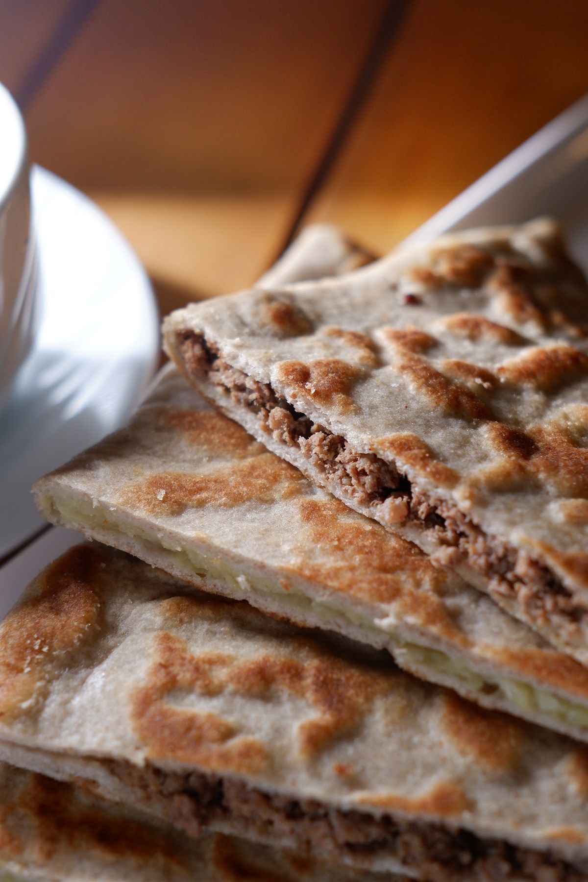 Kıymalı Gözleme - Patates cipsi, Domates, Salatalık ile servis edilir.