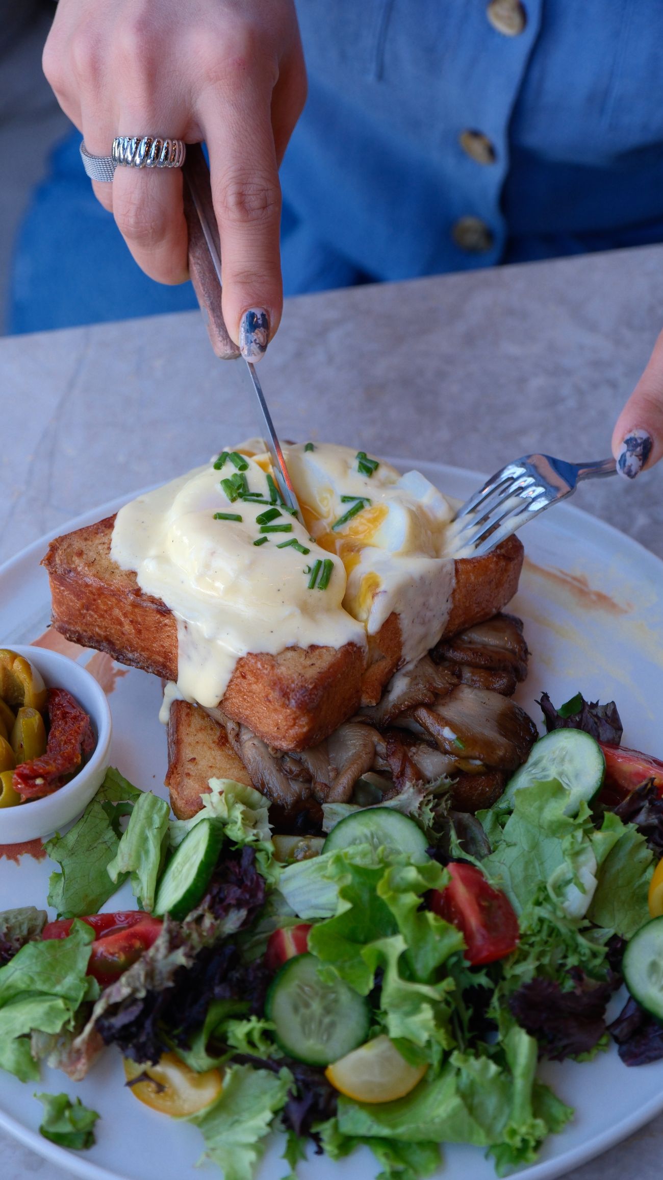 Brioche Mushroom Benedict - Brioche ekmek, karamelize edilmiş istiridye mantarı, poche yumurta, hollandez sos, frenk soğanı, maskolin salata ve yeşil zeytin eşlikçileriyle birlikte..