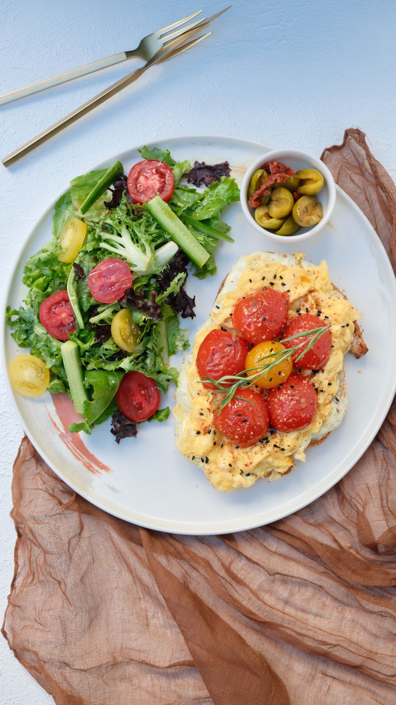 Screamable Egg Confit Tartine - Tereyağında kızartılmış ekşi mayalı ekmek, pestolu ricotta sos, screamble yumurta, confit domates, mikro filiz, salata ve yeşil zeytin eşlikçileriyle...