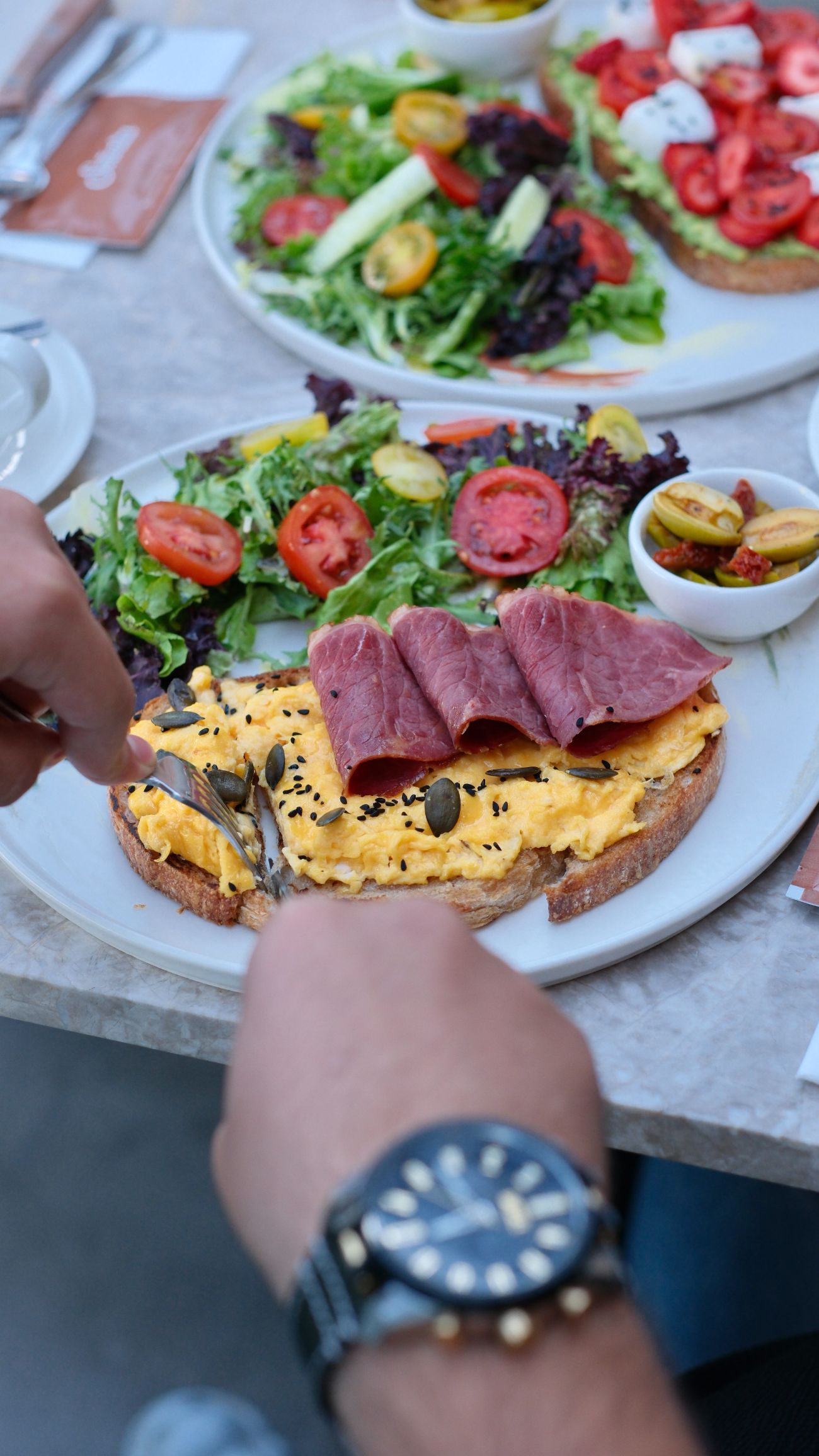 Egg Smoked - Tereyağında kızartılmış ekşi mayalı ekmek, screamble yumurta, dana kaburga füme, kabak çekirdeği, salata ve yeşil zeytin eşlikçileriyle...