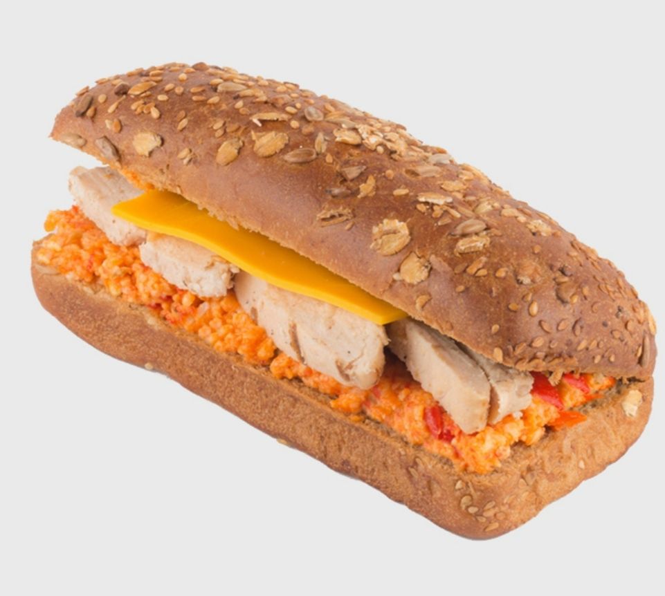 Izgara Tavuklu Panini Sandviç - Esmer panini ekmeği, tavuk julyen, çedar rende, rende mozzarella-kaşar, jalepeno, turşu, ajvar