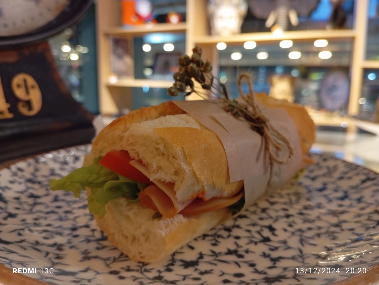 Gurme Hindi Sandviç - Fransız Francala, Hindi Füme, Ajvar Sos, Olgunlaştırılmış Beyaz Peynir, Izgara zeytin, Kıvırcık marul, Domates.
(kuruyemiş, süt ürünü bulunmaktadır.)