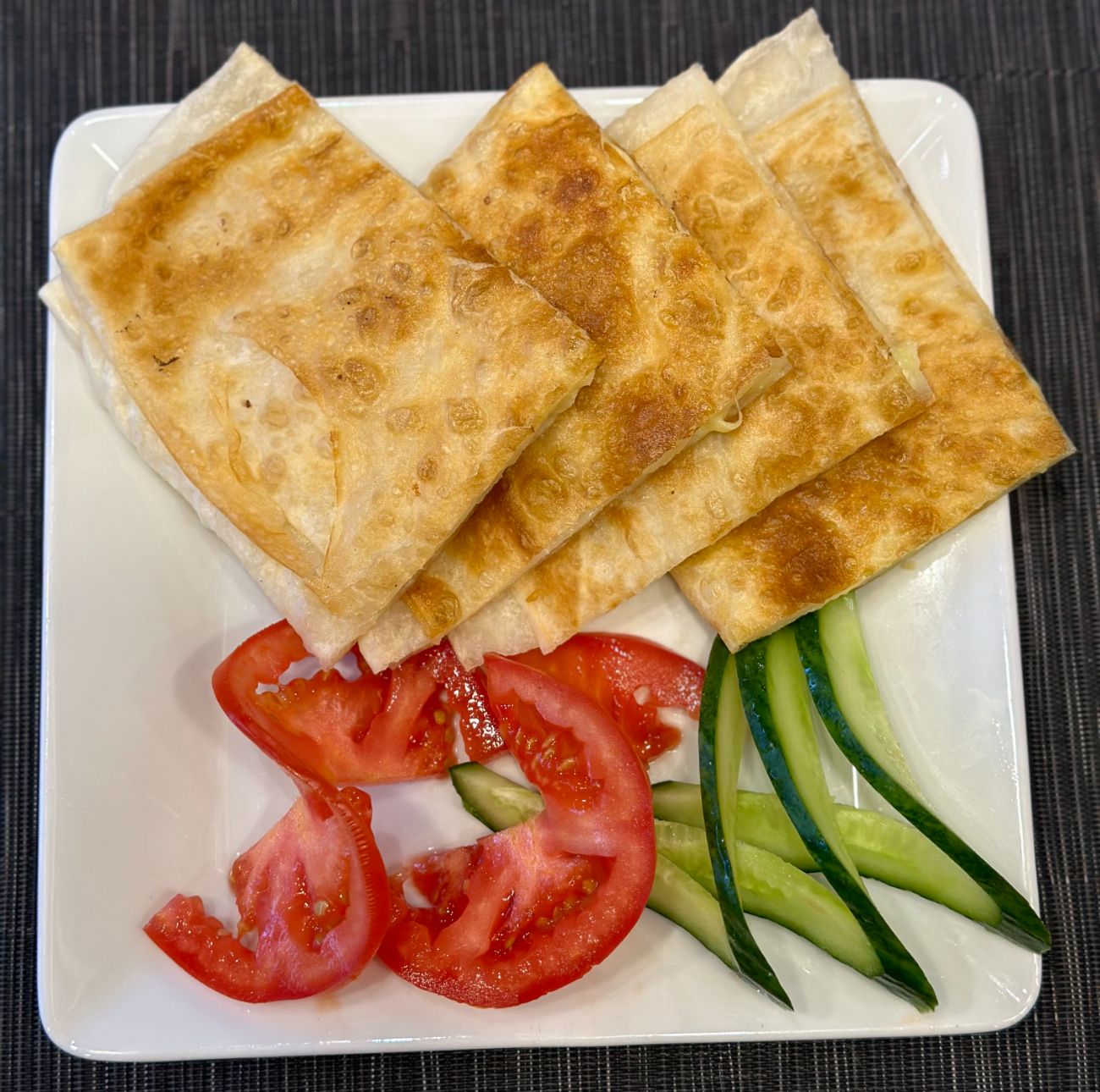Peynirli Gözleme  Menü - 1 Fincan Çay Domates ve Salatalık İle Servis Edilir.