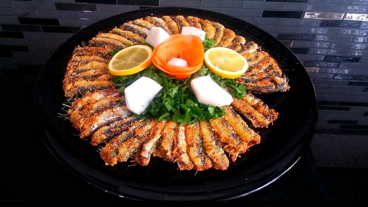 Sardalya Tava - Roka ,kırmızı soğan ,turp, limon  ile birlikte servis edilir.