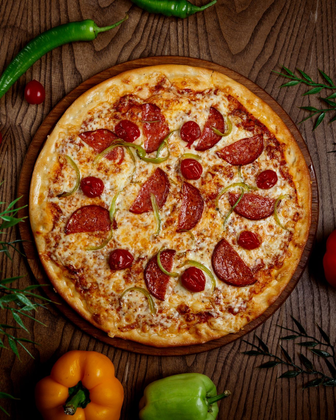 Pepperoni Pizza - Üzerine acı salam (pepperoni) ve mozzarella dilimleri konmuş popüler bir Amerikan pizzası