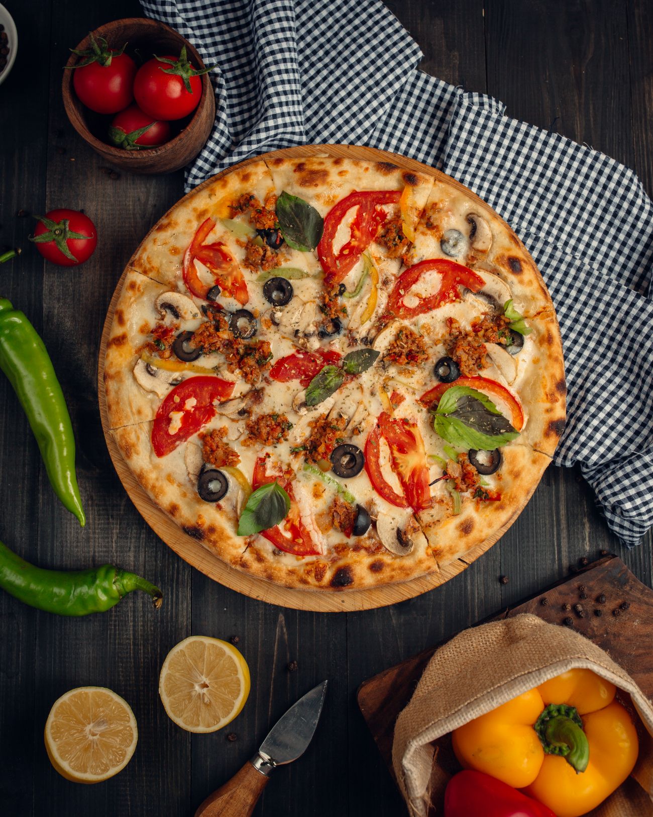 Veggie Pizza - Biber, zeytin, soğan ve mantar gibi taze sebzelerle dolu vejetaryen pizza