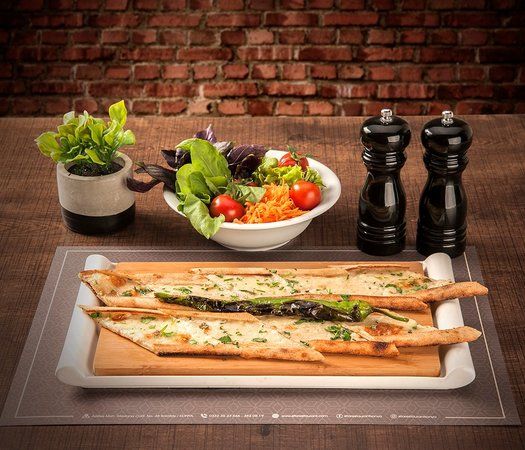 Tereyağlı Konya Böreği - Yanında Salata, Çiğ Köfte, Antep Ezme ve Haydari ile.