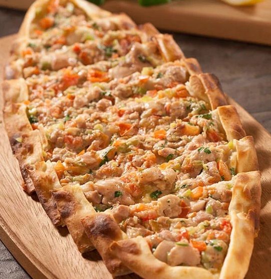 Tavuklu Pide - Yanında Salata, Çiğ Köfte, Antep Ezme ve Haydari ile.