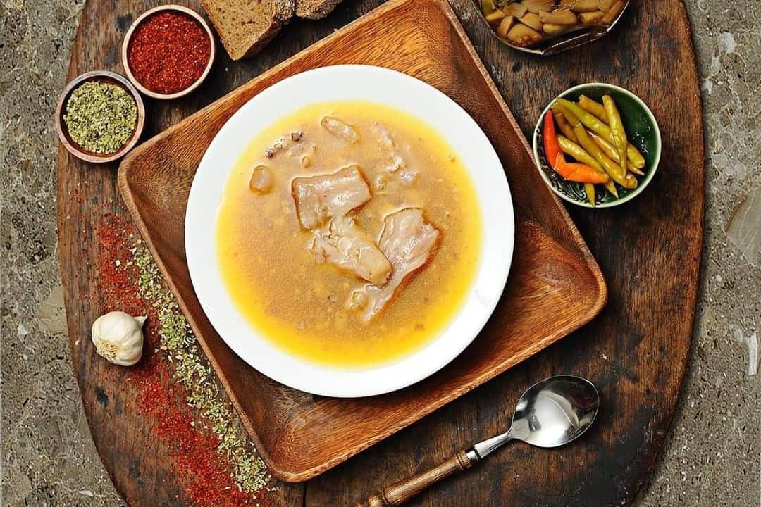 Ayakpaça Çorbası - Yanında Salata, Çiğ Köfte, Sirke/Sarımsak ile.