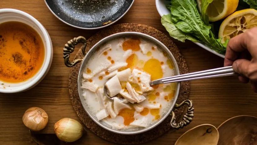 İşkembe Çorbası - Yanında Salata, Çiğ Köfte, Sirke/Sarımsak ile.