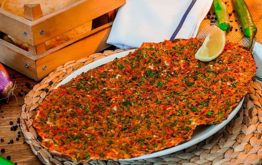 Antep Lahmacun - Sarımsaklı Lahmacun. Yanında Roka/Domates veya Salata ile.
