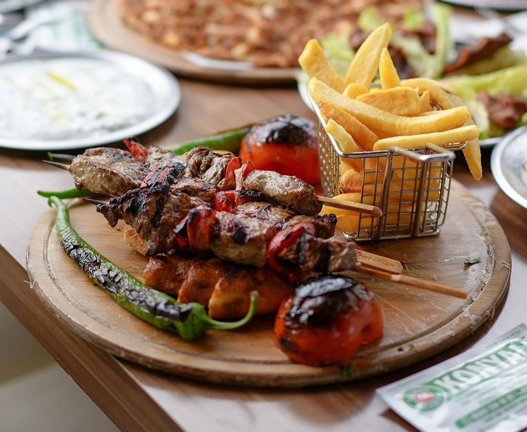 Şaşlık Kebabı - Yanında Salata, Çiğ Köfte, Antep Ezme ve Haydari ile.