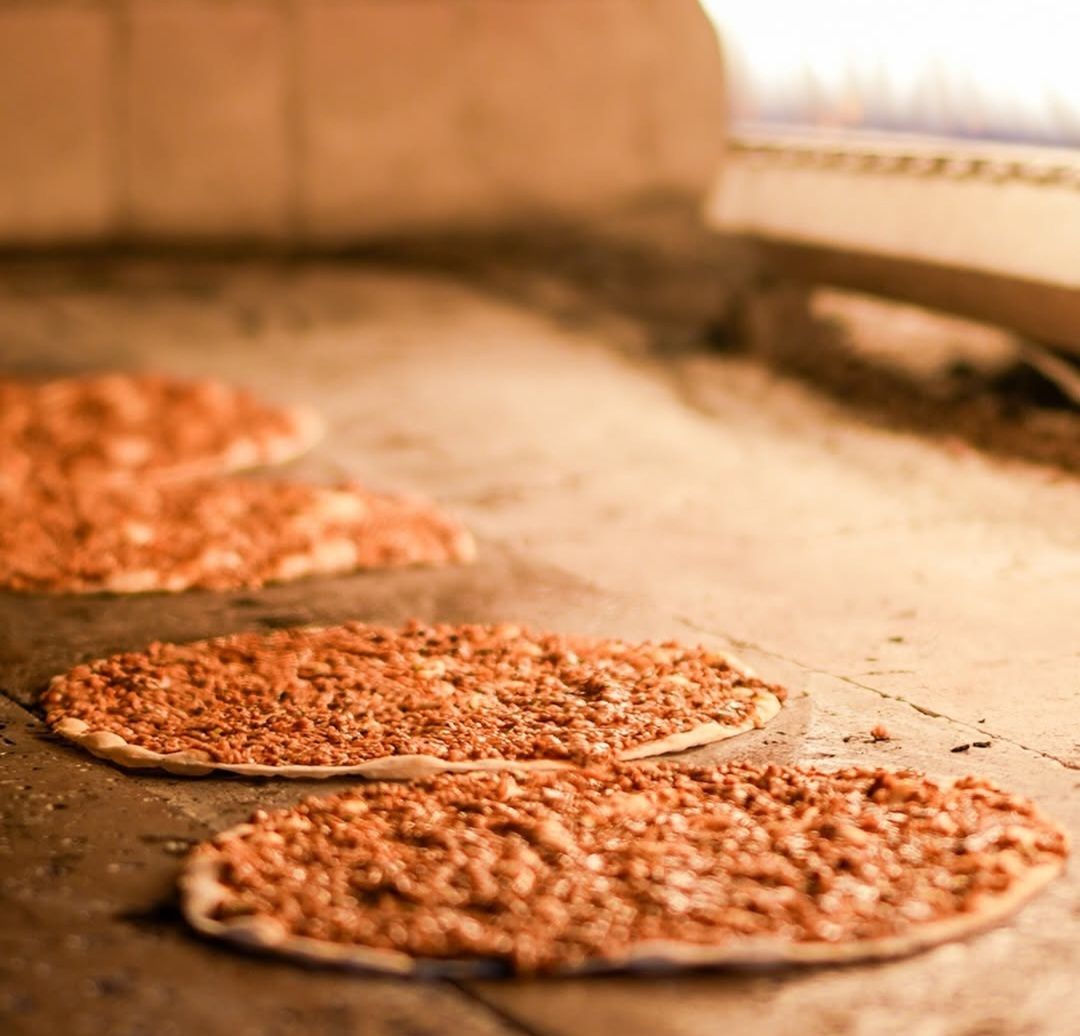 Lahmacun - Yanında Roka/Domates veya Salata ile.