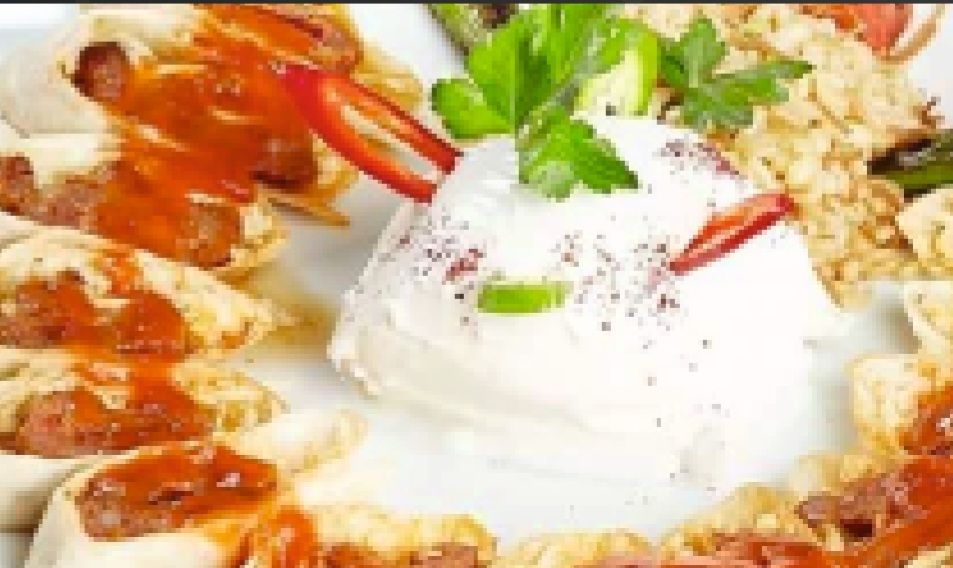 Beyti Sarma - Yanında Salata, Çiğ Köfte, Antep Ezme ve Haydari ile.