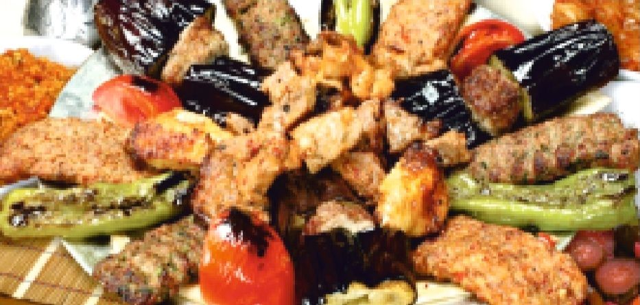 Karışık Kebap - İçerisinde; Yarım Adana, Yarım Kuzu Şiş, Yarım Tavuk Şiş, Fındık Lahmacu.
Yanında Salata, Çiğ Köfte, Antep Ezme ve Haydari ile.