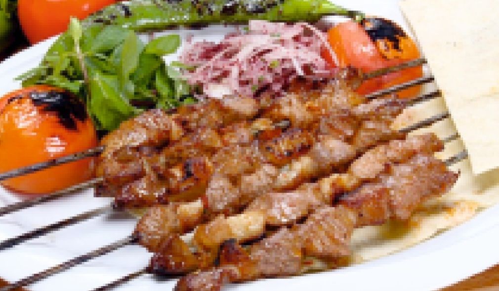 Kuzu Şiş - Yanında Salata, Çiğ Köfte, Antep Ezme ve Haydari ile.