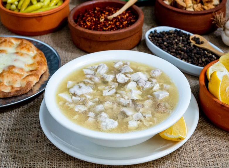Beyin Çorbası - Yanında Salata, Çiğ Köfte, Sirke/Sarımsak ile.