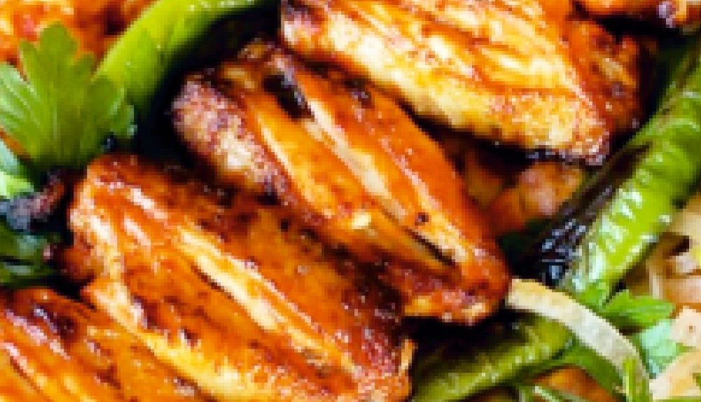 Tavuk Kanat - Yanında Salata, Çiğ Köfte, Antep Ezme ve Haydari ile.