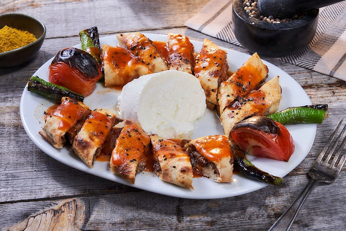 Sarma Tavuk Şiş - Yanında Salata, Çiğ Köfte, Antep Ezme, Yoğurt ile.