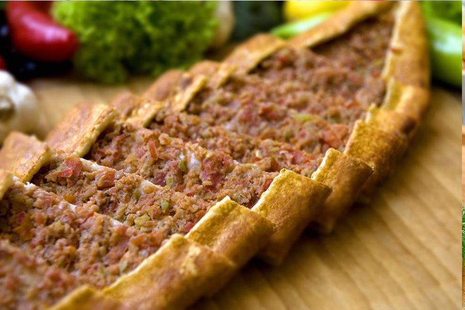 Kıymalı Pide - Yanında Salata, Çiğ Köfte, Antep Ezme ve Haydari ile.