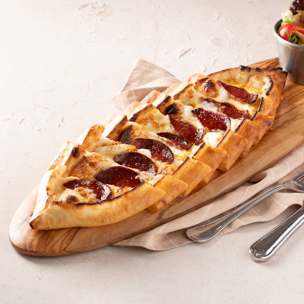 Sucuklu Kaşarlı Pide - Yanında Salata, Çiğ Köfte, Antep Ezme ve Haydari ile.