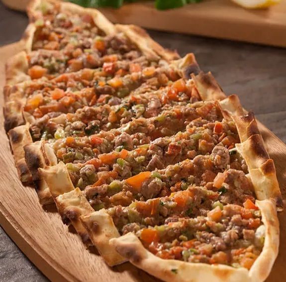 Kuşbaşılı Pide - Yanında Salata, Çiğ Köfte, Antep Ezme ve Haydari ile.