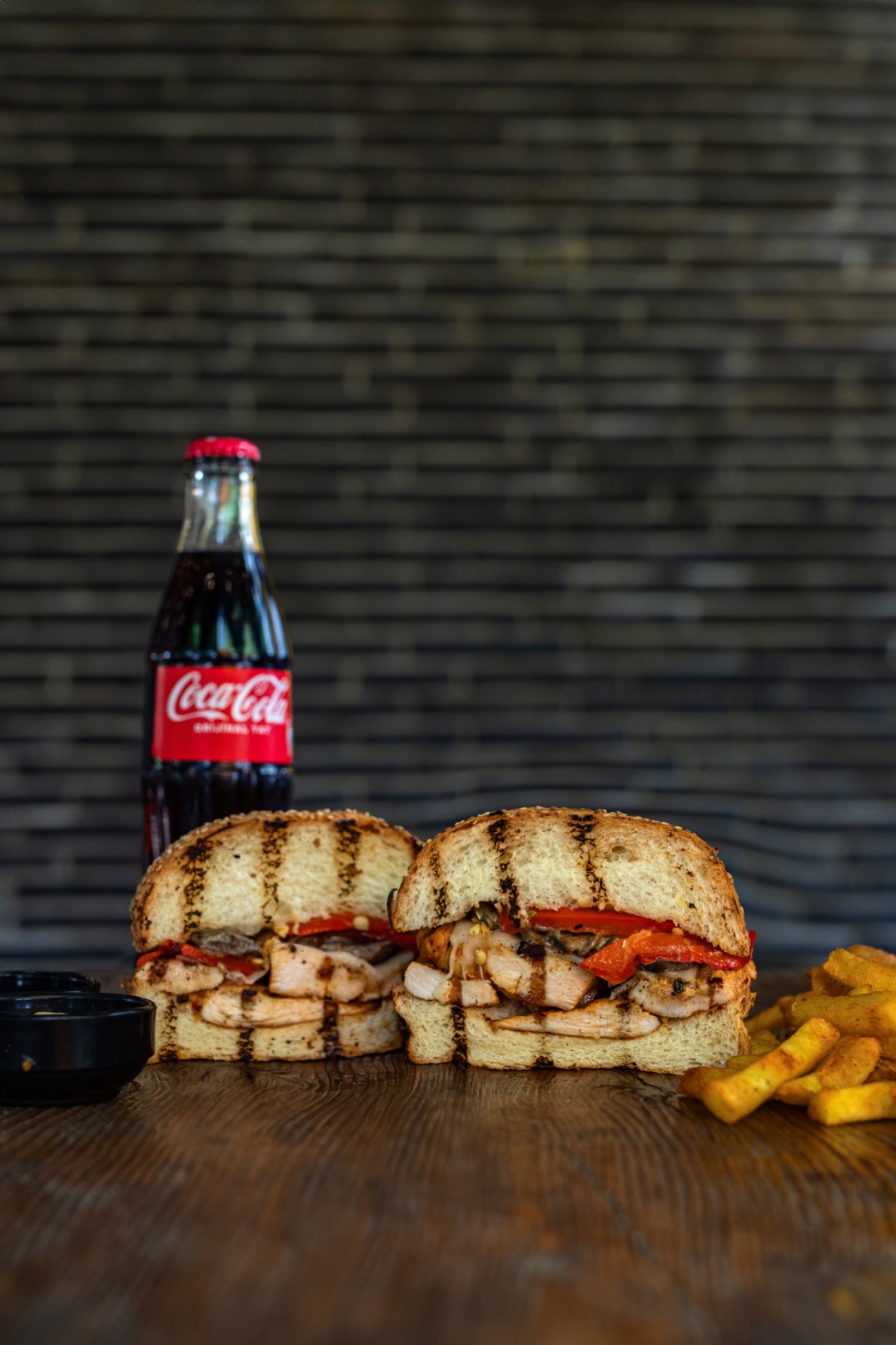 Mushchicken Menü - Izgara tavuk bonfile, cheddar peyniri, köz biber, özel soslu mantar, (Patates kızartması, The Bull yeşil sos, The Bull beyaz sos,ketçap,msyonez ve içecek ile.)