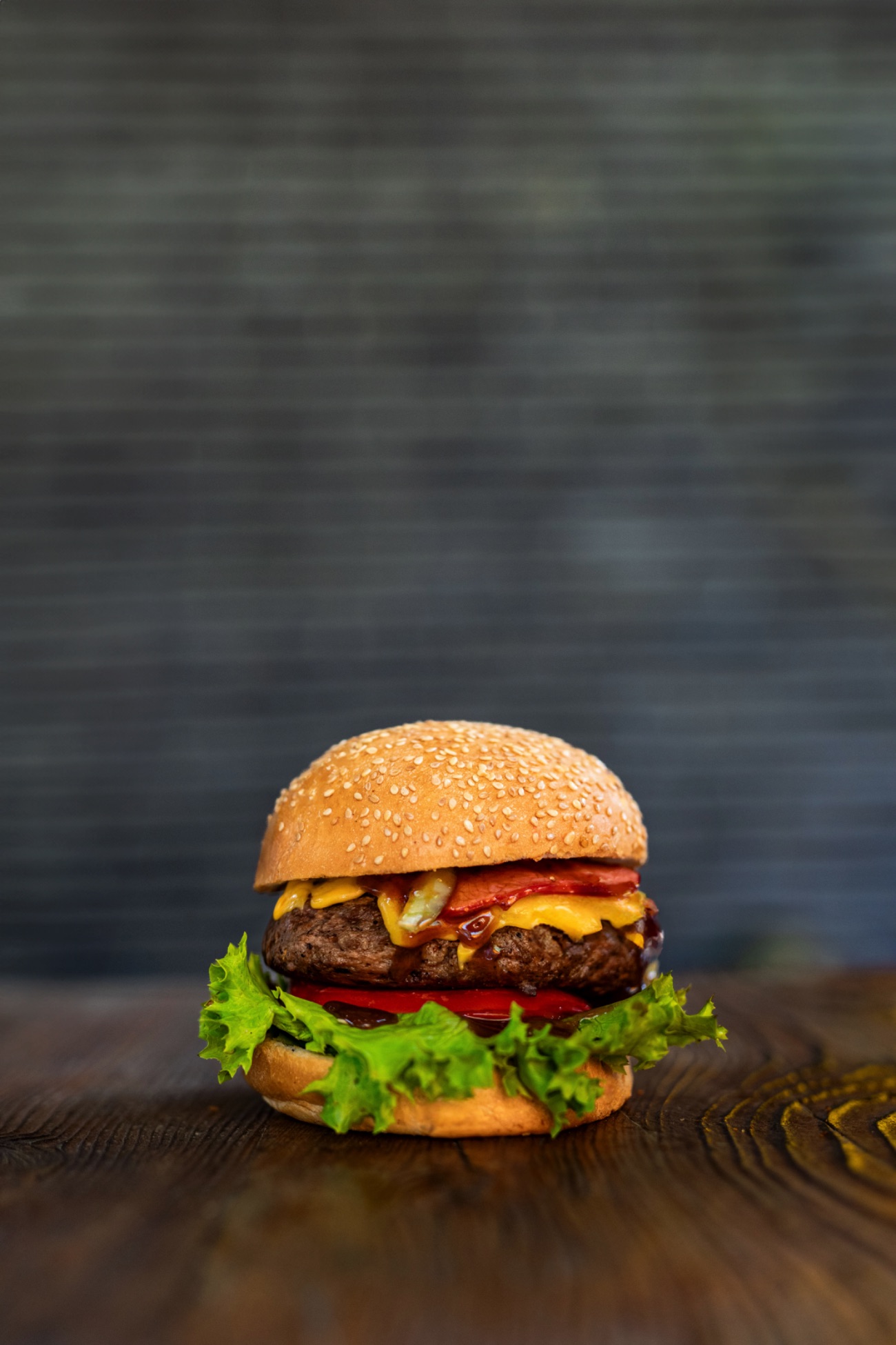 Bbq Bull Burger - BBQ sos ile ızgara edilmiş çiğ soğan, handmade burger köftesi,dana bacon, cheddar peyniri, domates, turşu,lolorosso.  (Patates kızartması,The Bull yeşil sos,The Bull beyaz sos,ketçap ve mayonez ile.)