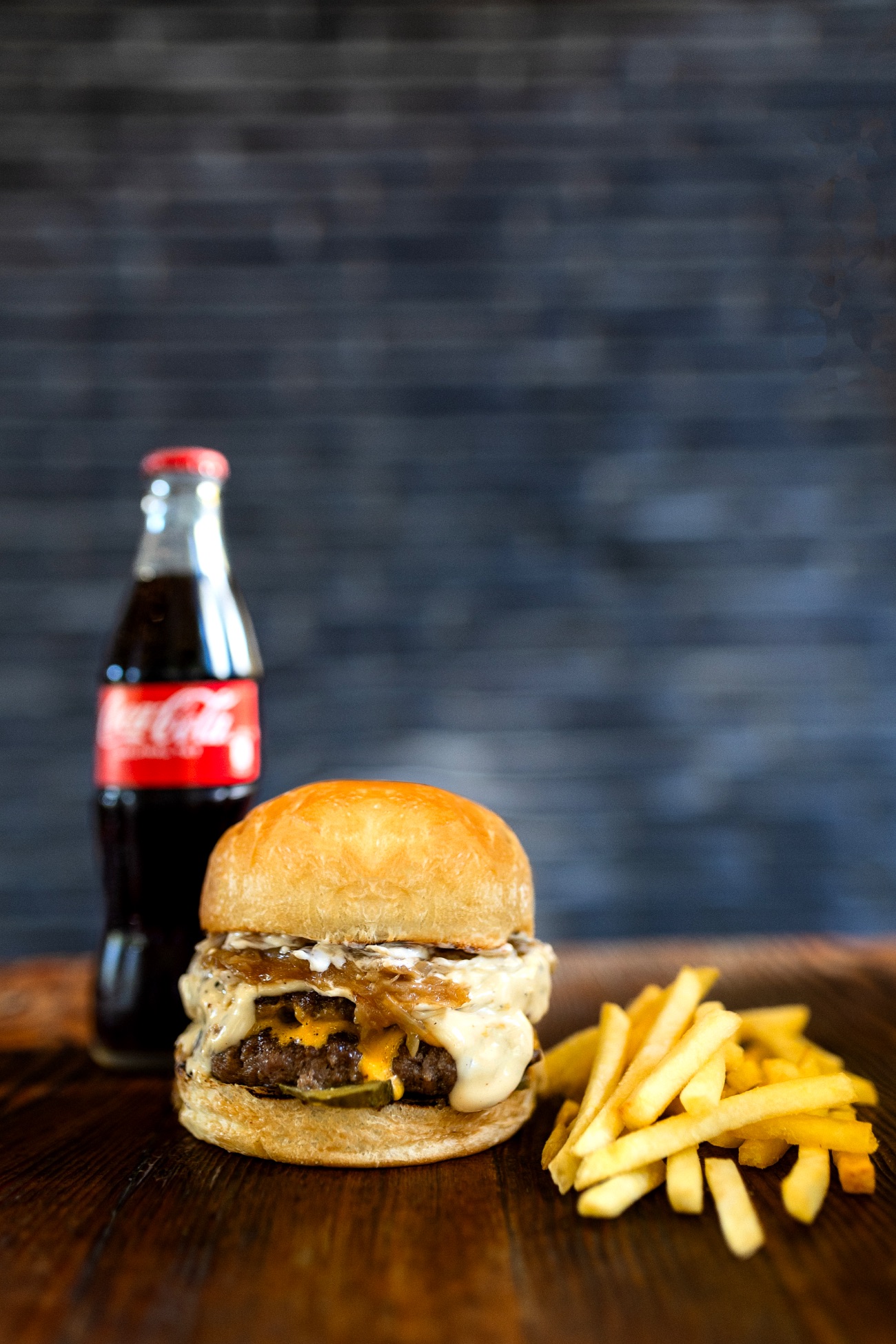 Trüf&Cheesebull Menü - Handmade burger köftesi,trüf mantarlı mayonez,karamelize soğan,cheddar peyniri,turşu. (Patates kızartması,The Bull yeşil sos,The Bull beyaz sos,ketçap,mayonez ve içecek ile.)