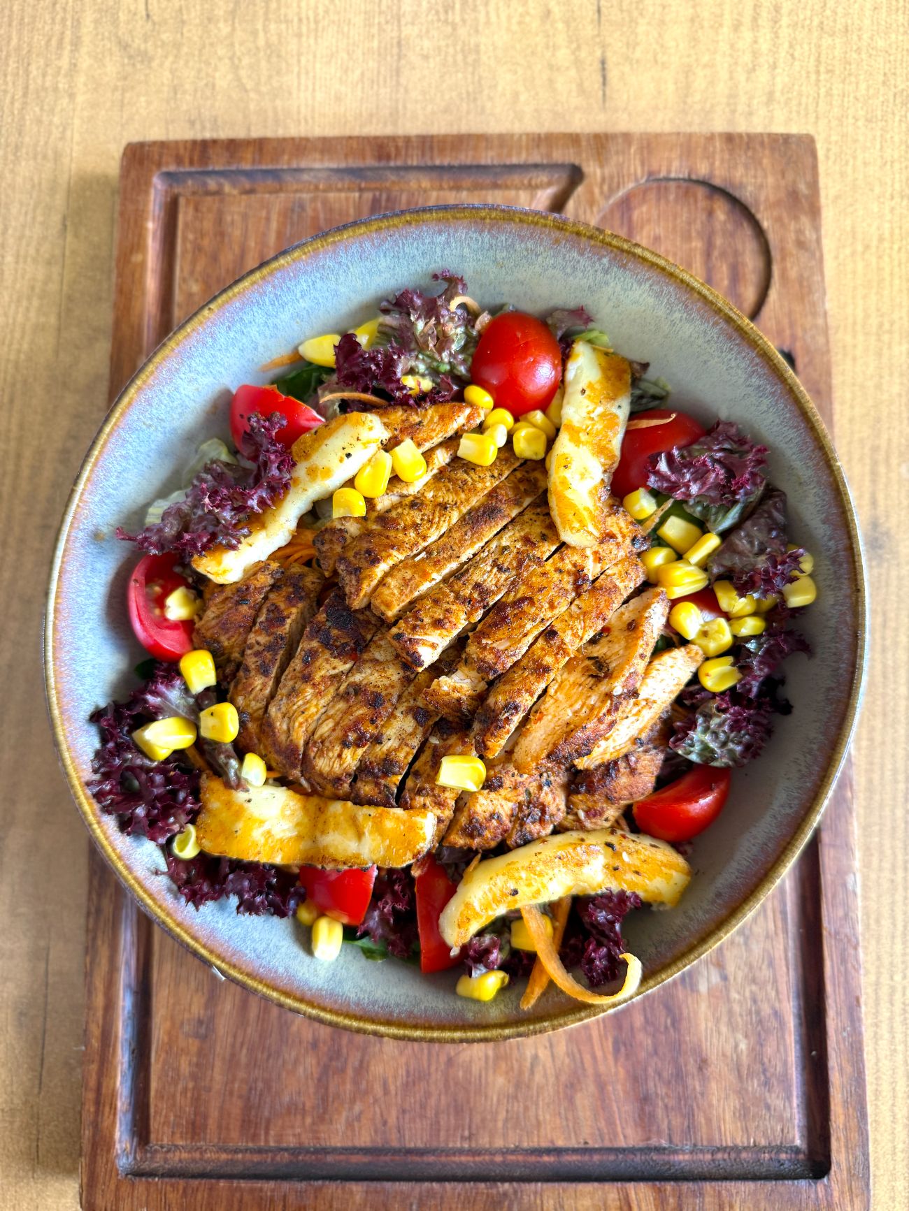 Tavuklu Salata - 150 gr. tavuk bonfile,iceberg marul, roka ,lolorosso, havuç ,mısır,ızgara hellim peyniri,cherry domates,vinegret sos.