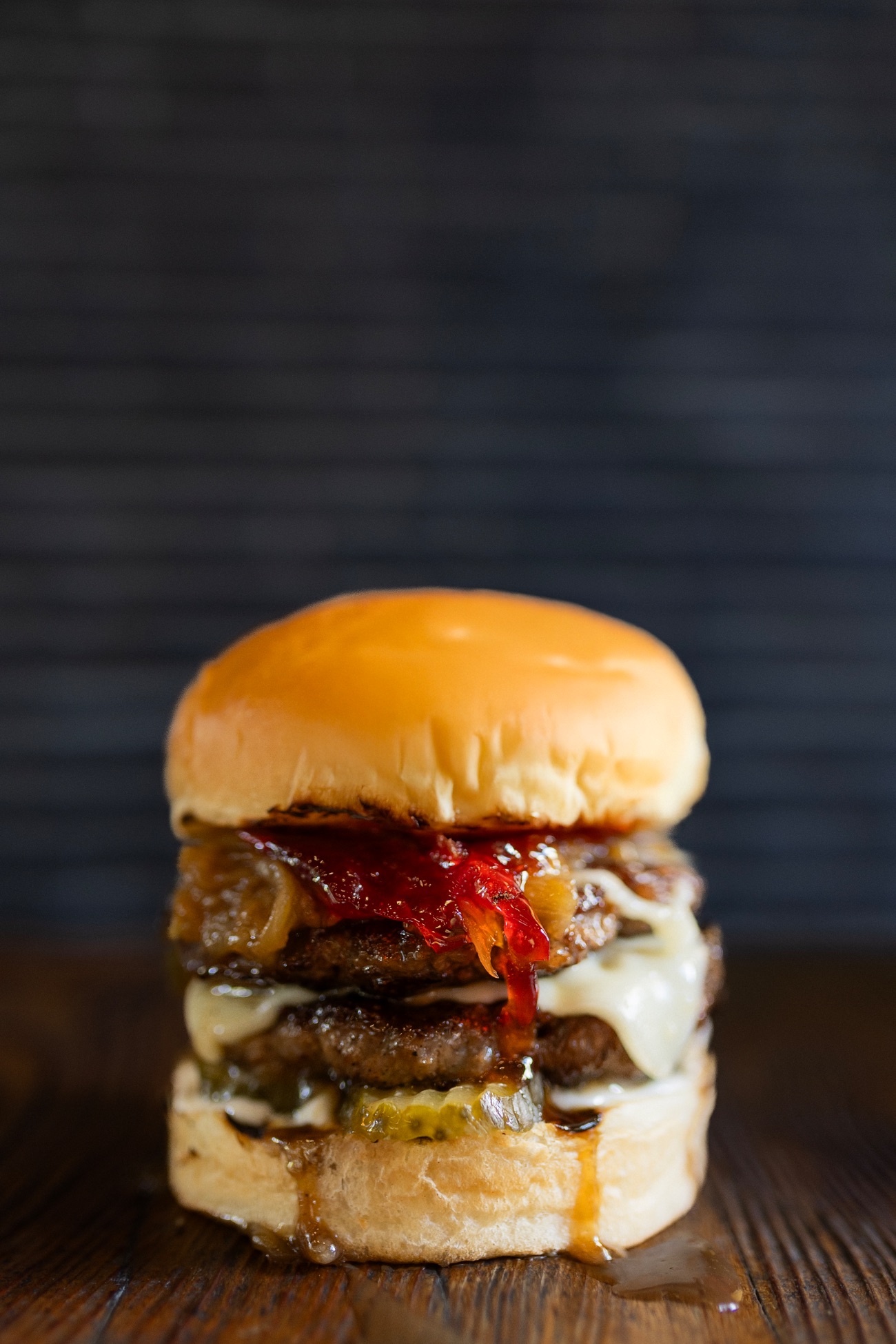 Jamburg - Handmade burger köftesi,ranch sos,alman tipi salatalık turşusu,karamelize soğan,biber reçeli,mozzarella peyniri.(Patates kızartması,The Bull yeşil sos,The Bull beyaz sos,ketçap ve mayonez ile.)