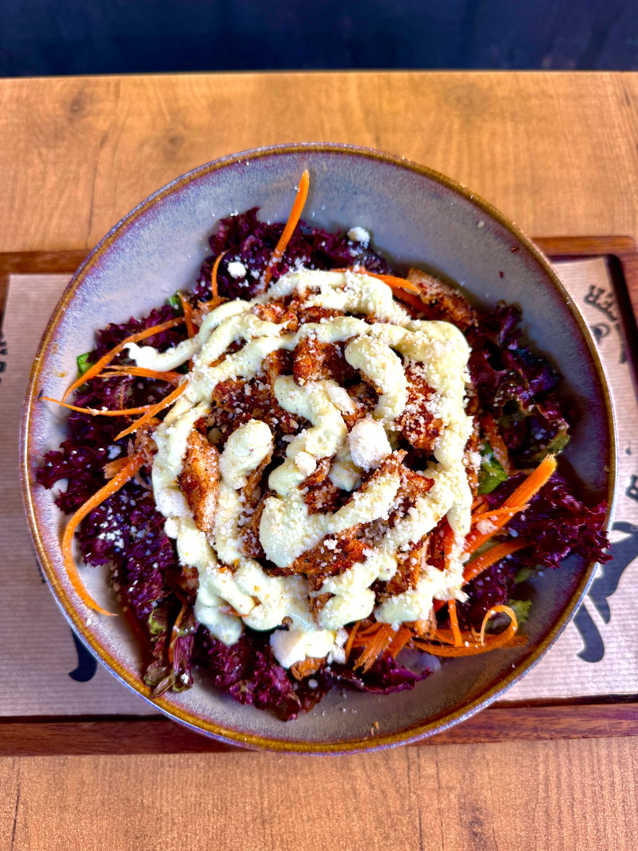 Tavuklu Sezar Salata - 150 gr. Izgara tavuk,ıceberg marul,havuç,lolorosso,parmesan peyniri,roka, özel sezar sos.