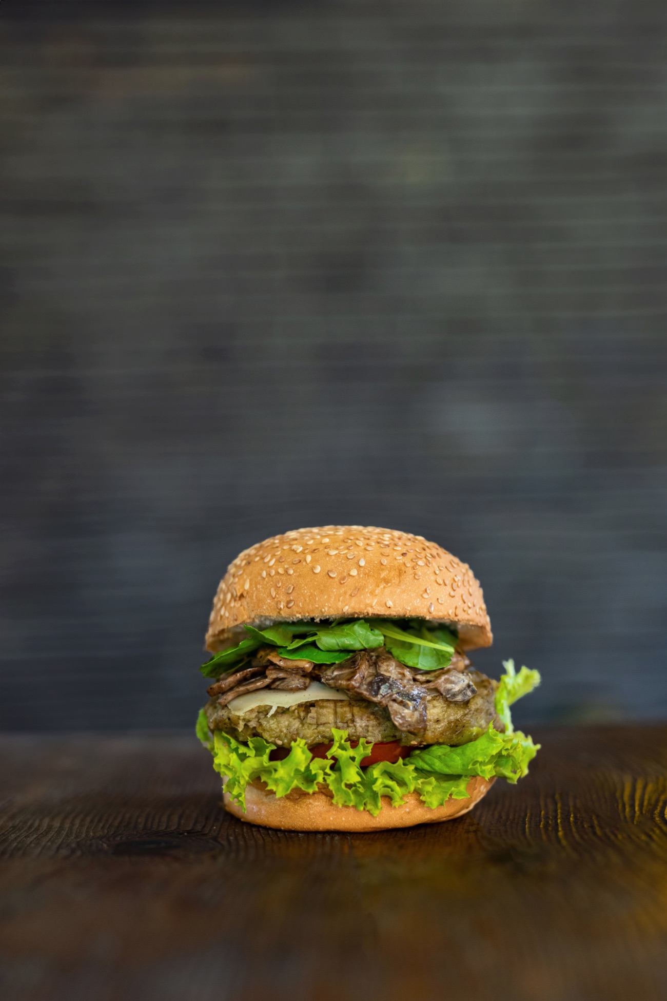 Veggie Bull Burger - Sebze köftesi, ızgara mantar, mozzarella peyniri, lolorosso, domates, turşu, roka. (Patates kızartması,The Bull yeşil sos,The Bull beyaz sos,ketçap ve mayonez ile.)