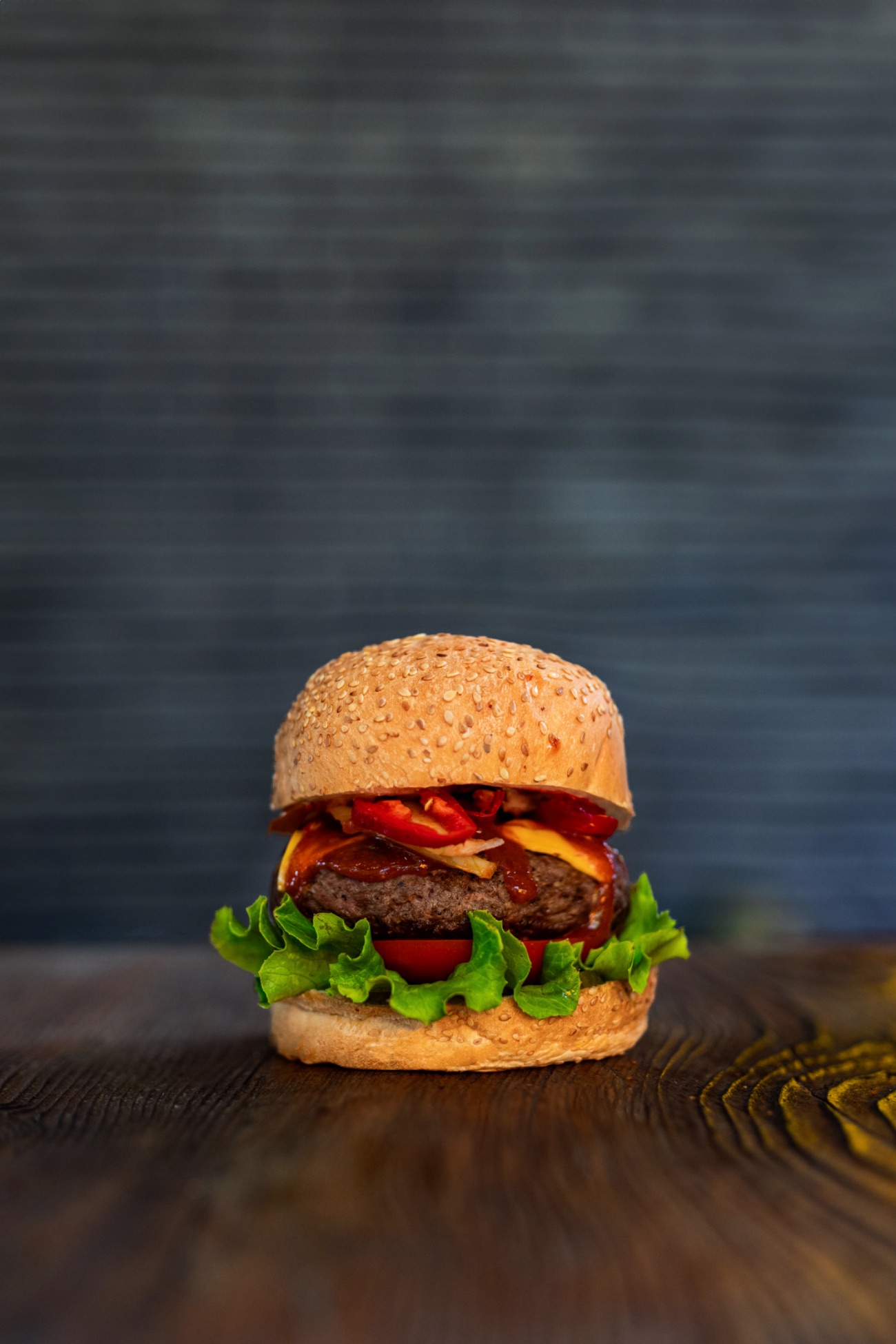 Hotbull Burger - Handmade Burger köftesi,  jalapeno biber, acılı mayonez, lolorosso,çiğ soğan halkaları, chili biber , acı sos ,cheddar peyniri,domates. (Patates kızartması,The Bull yeşil sos,The Bull beyaz sos,ketçap ve mayonez ile.)