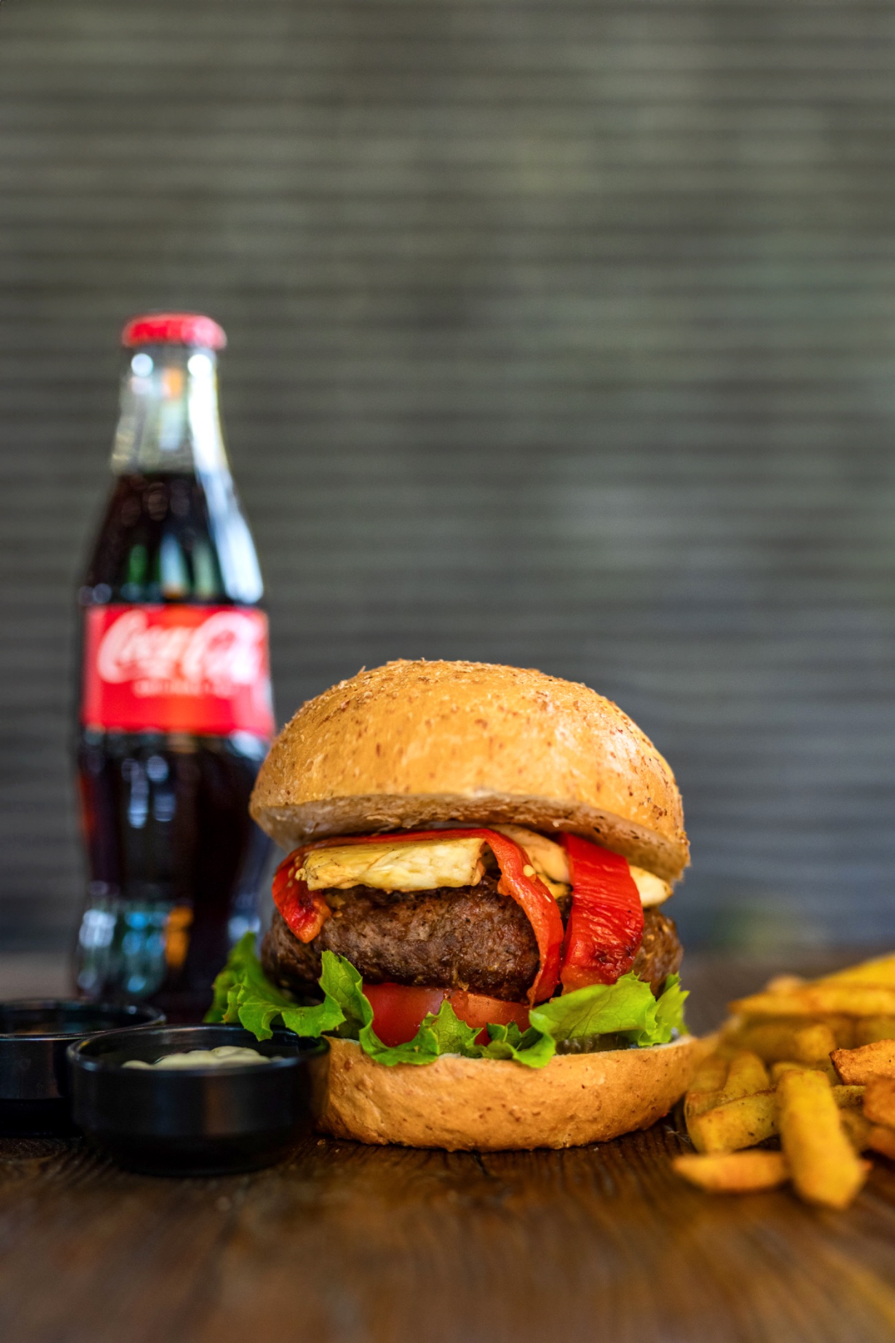 Diyetbull Burger Menü - Handmade burger köftesi, iceberg marul, kepek ekmeği, ızgara hellim peyniri, közlenmiş biber, yeşillik, domates, kornişon turşu. (İsteğe bağlı Patates kızartması ya da Salata,The Bull Yeşil Sos,The Bull beyaz sos,ketçap,mayonez ve içecek ile.)