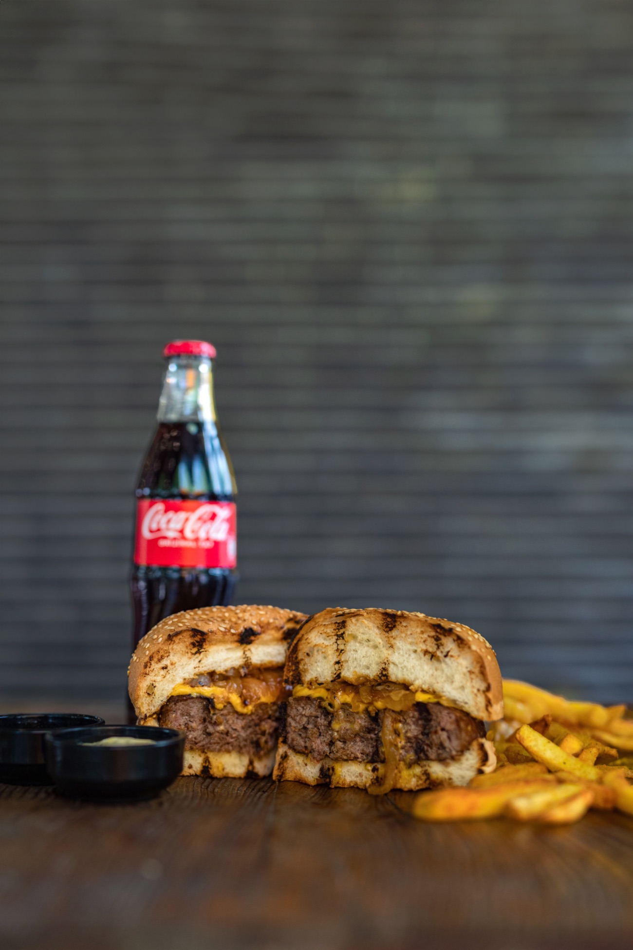 Cheesebull Burger Menü - Handmade burger köftesi,cheddar peyniri,karamelize soğan. (Patates kızartması,The Bull Yeşil Sos+ The Bull Beyaz Sos,ketçap,mayonez ve içecek ile.)