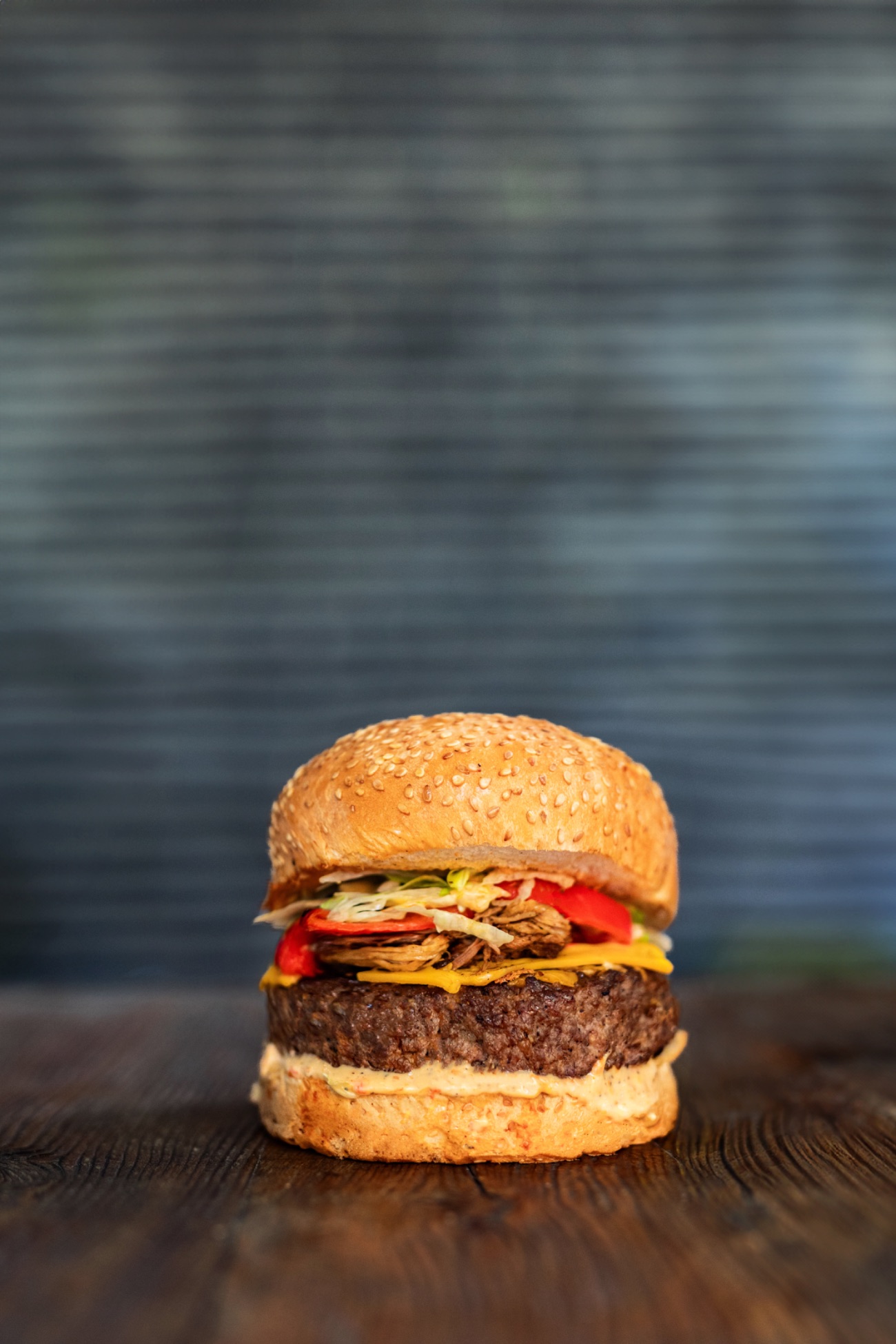 Mixbull (20 16Version 2.0) - Handmade burger köftesi, 40 gr. tiftik et,cheddar peyniri,köz kapya biber, vinegret soslu ıceberg marul, Bull Sos No:1  (Patates kızartması,The Bull yeşil sos,The Bull beyaz sos,ketçap ve mayonez ile.)