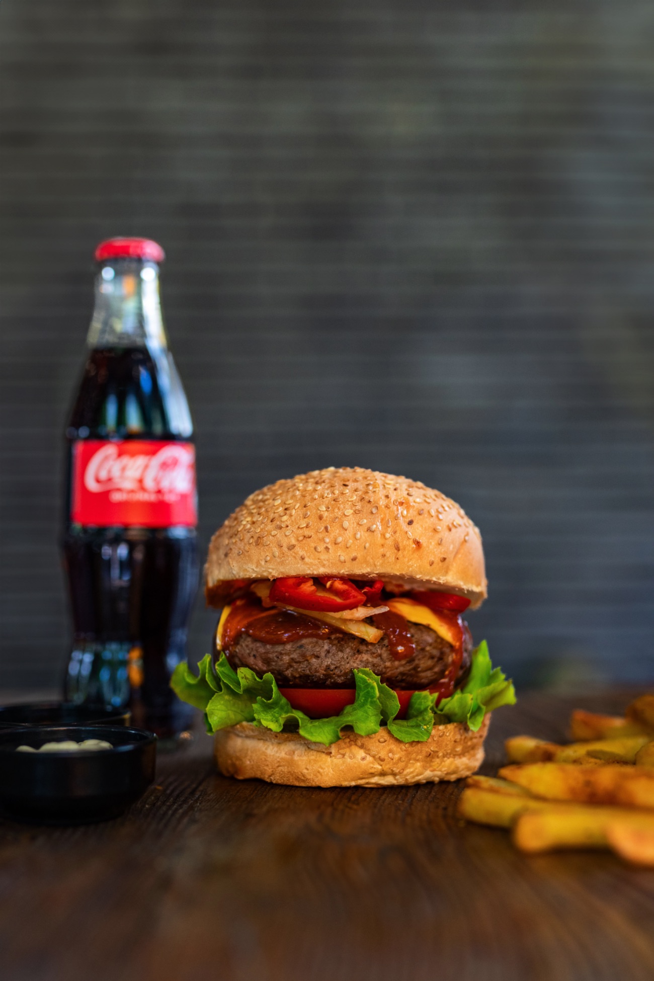 Hotbull Burger Menü - Handmade Burger köftesi,  jalapeno biber, acılı mayonez, lolorosso, cheddar peyniri, çiğ soğan halkaları,chili biberi ,domates. (Patates kızartması,The Bull yeşil sos,The Bull beyaz sos,ketçap,mayonez ve içecek ile.