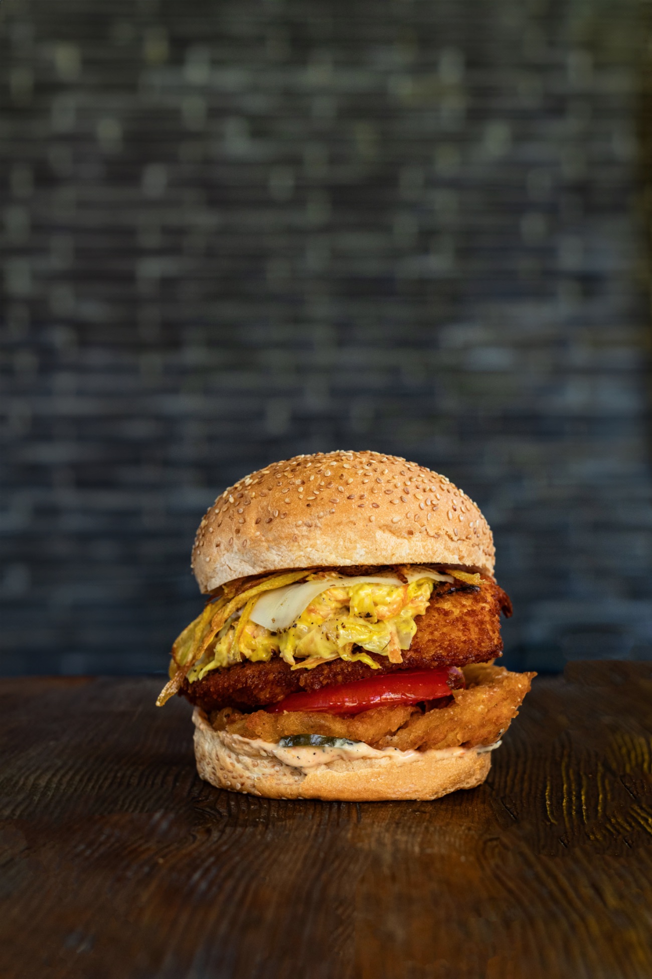 Crispy Chickenbull Burger - 150gr panelenmiş tavuk bonfile,( No 1 sos), domates,soğan turşusu, mozarella peyniri, kiprit patates ,( bullbeyaz sos , bullyeşil sos ,ketçap, mayonez,patates kızartması )