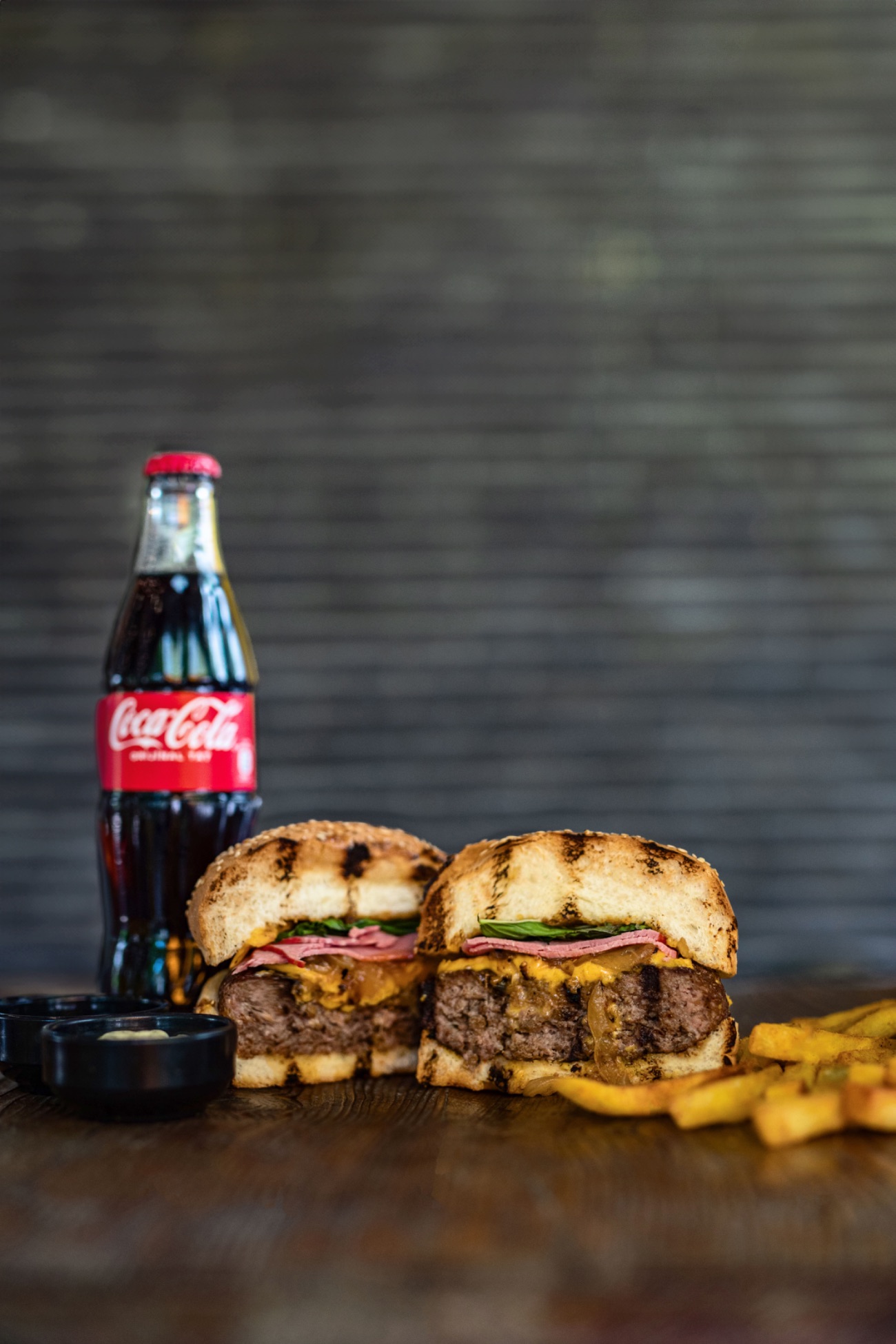 The Bull Special Burger Menü - Handmade Burger köftesi, dana bacon, cheddar peyniri, karamelize soğan, nane yaprakları  (Patates kızartması,The Bull Yeşil Sos,The Bull Beyaz Sos,ketçap,mayonez ve içecek ile.)