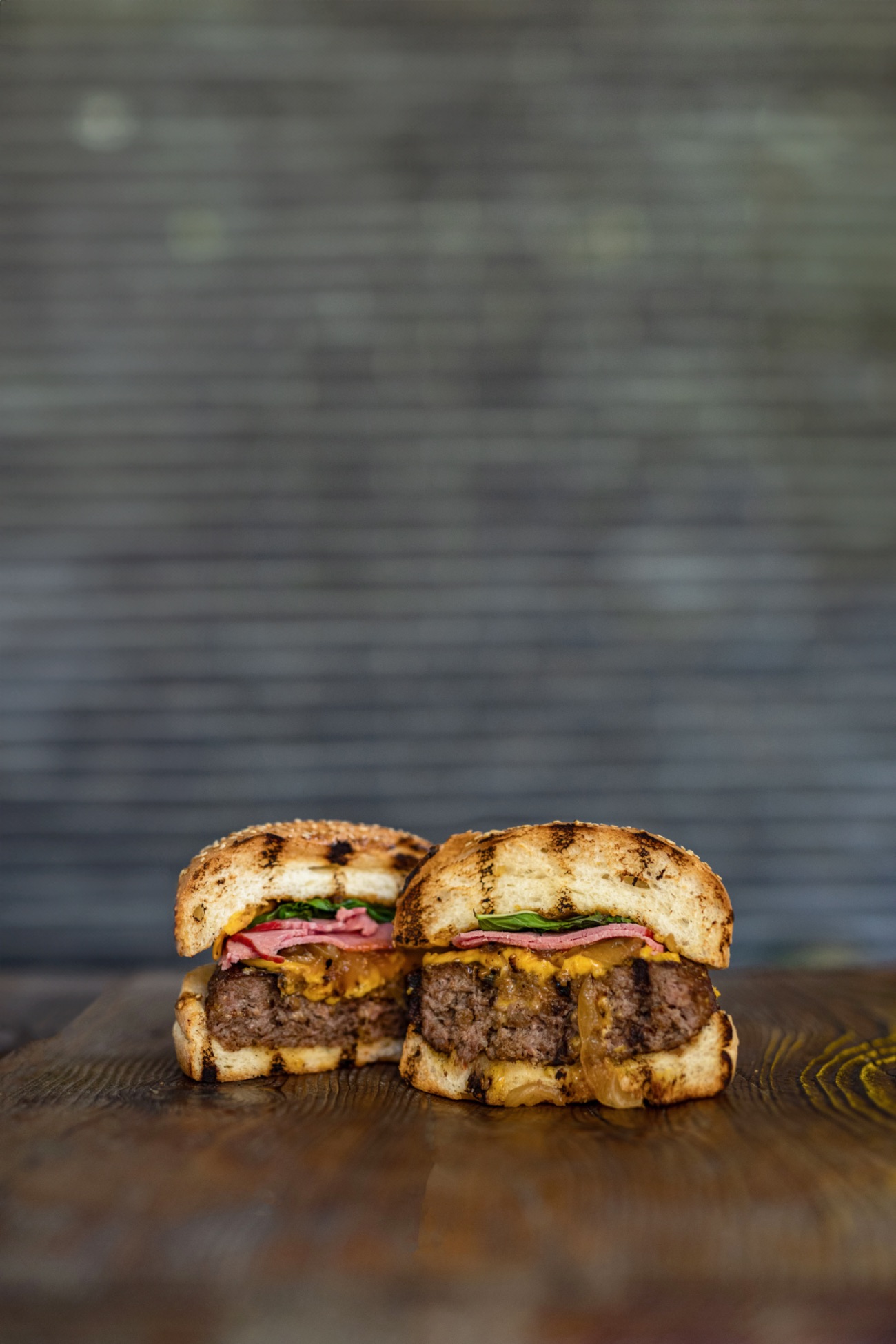 The Bull Speciall Burger - Handmade Burger köftesi, dana bacon, cheddar peyniri, karamelize soğan, nane yaprakları. (Patates kızartması,The Bull yeşil sos,The Bull beyaz sos,ketçap ve mayonez ile.)