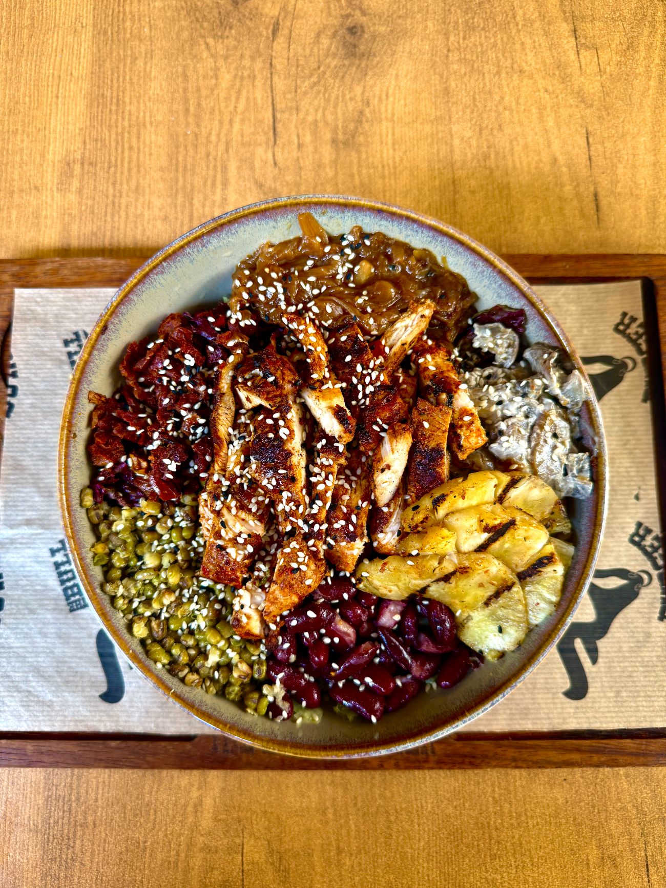 Ananas Tavuk Salata - 150gr. Izgara tavuk,meksika fasulyesi, ananas, kuru domates, ızgara mantar, maş fasulyesi, karamelize soğan, lolorosso,ıceberg marul,roka, kavrulmuş susam, çöreotu.