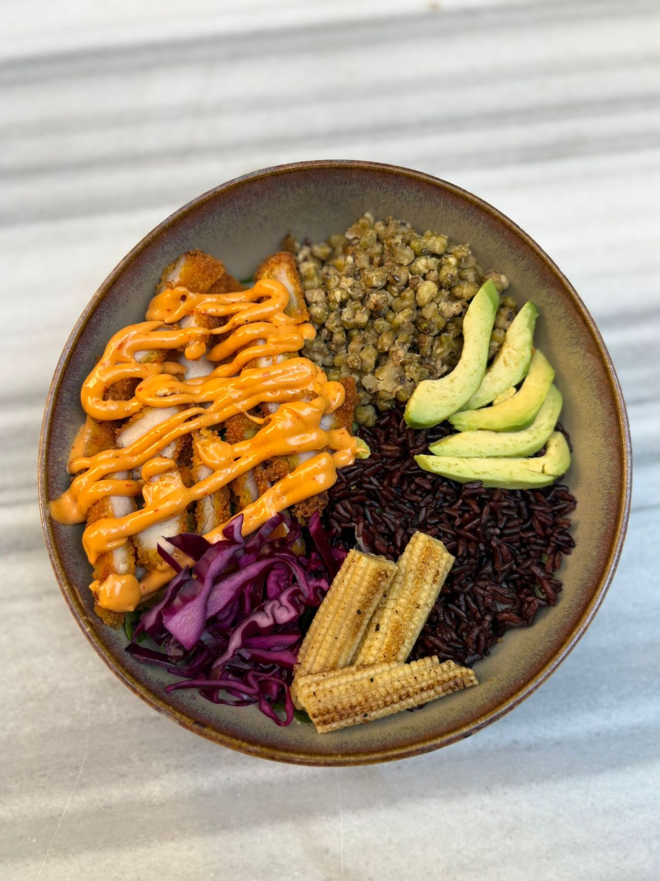 Avokadolu Çıtır Tavuk Bowl-Salata - 170gr Çıtır tavuk,Iceberg marul,roka,baby mısır,maş fasulye,siyah pirinç,avokado,mor lahana turşusu,jalepon ve acılı mayonez.