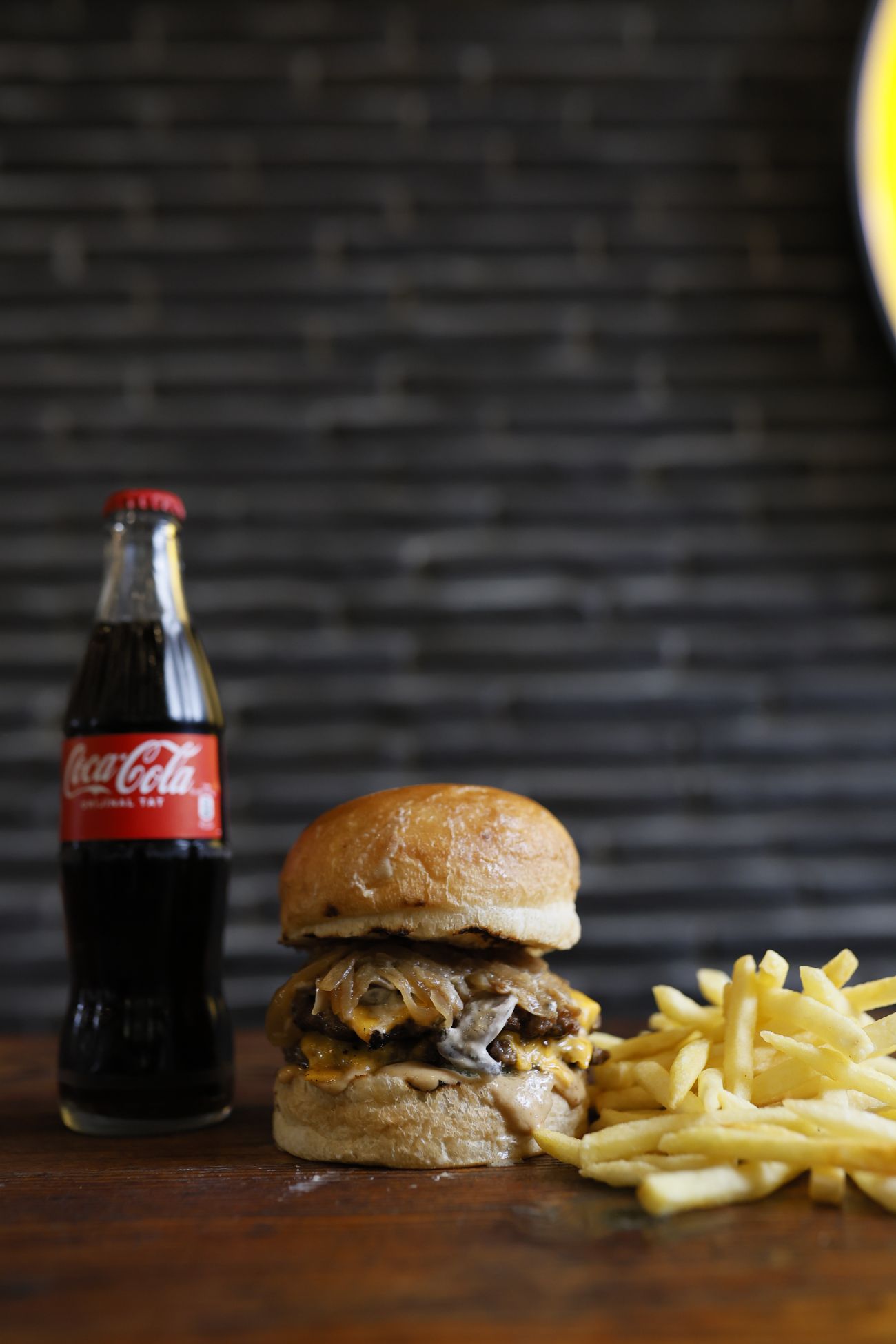 MushNCheese Menü - Handmade burger köftesi,no1 sos, turşu,karamelize soğan,cheddar peyniri,mantar. (Patates kızartması,The Bull yeşil sos,The Bull beyaz sos,ketçap,mayonez ve içecek ile.)