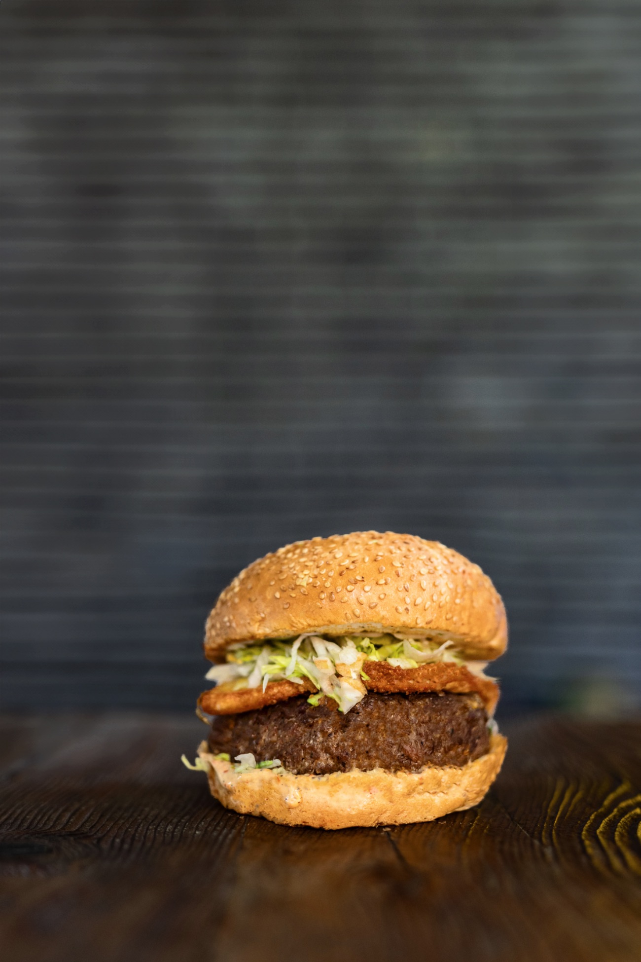 Pane Cheesebull (28 55 Version 2.0) - Handmade burger köftesi, 100 gr. panelenmiş mozzarella peyniri, ince kıyım iceberg marul, Bull Sos No:1  (Patates kızartması,The Bull yeşil sos,The Bull beyaz sos,ketçap ve mayonez ile.)