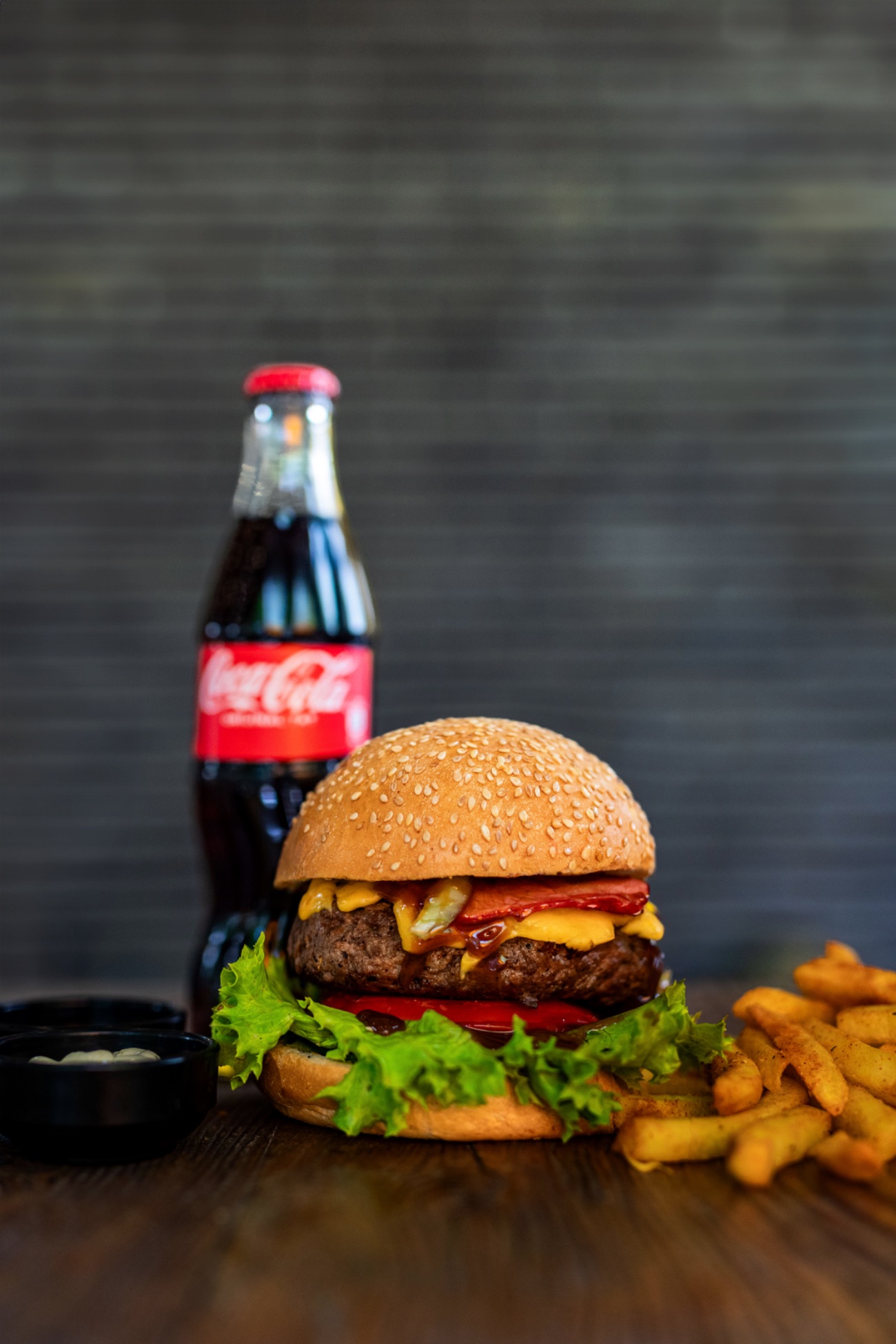 Bbq Bull Burger Menü - BBQ sos ile ızgara edilmiş handmade burger köftesi, dana bacon, cheddar peyniri, çiğ soğan, domates, turşu,lolorosso.(Patates kızartması,The Bull yeşil sos, The Bull beyaz sos,ketçap,mayonez ve içecek ile.)