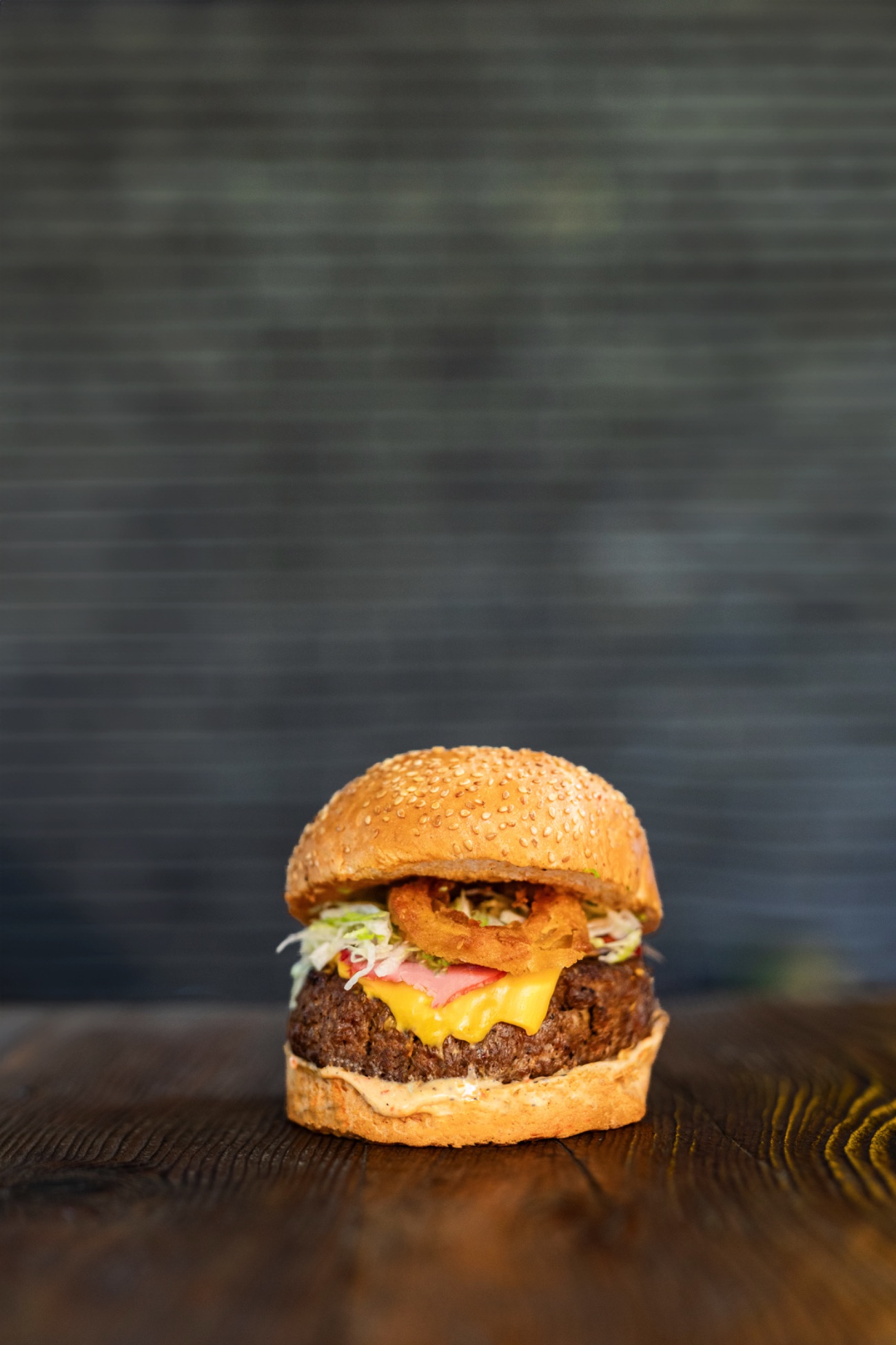 Bacon Burger  (07 09 Version 2.0) - Handmade burger köftesi, handmade panelenmiş kıtır soğan, dana bacon, cheddar peyniri, ince kıyım iceberg marul, bull sos no :2 (Patates kızartması,The Bull yeşil sos,The Bull beyaz sos,ketçap ve mayonez ile.)